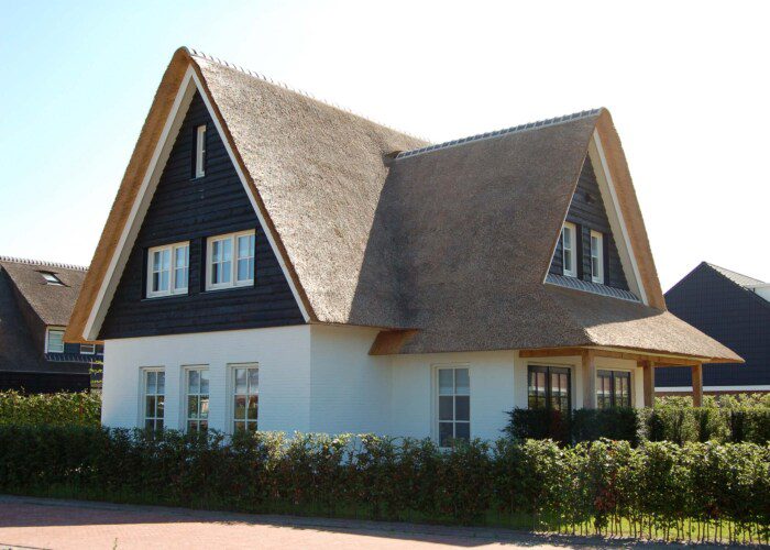 Witte villa met rieten dak
