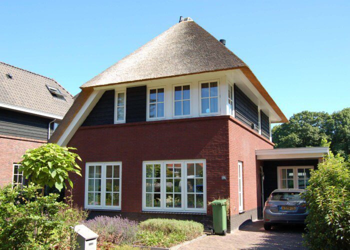 Landelijke woning met rieten dag
