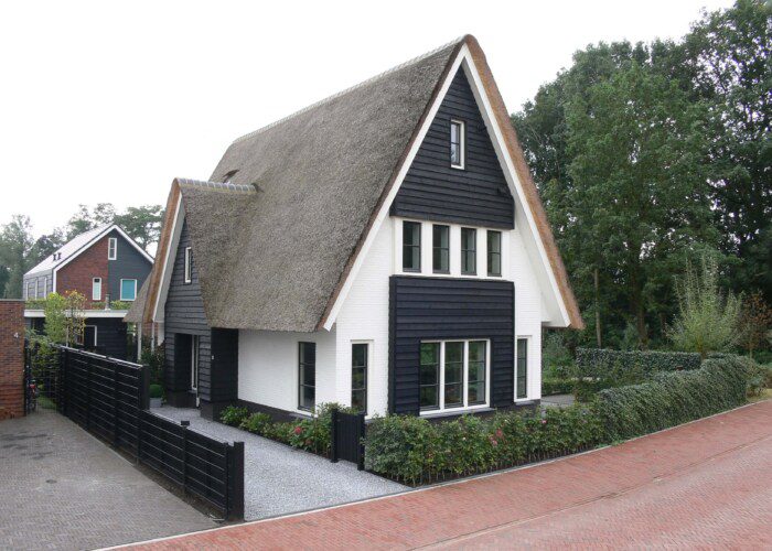 Witte woning met rieten dak